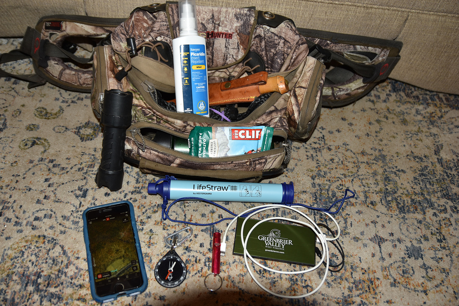 Photo d'un paquet à fermeture éclair contenant divers articles.