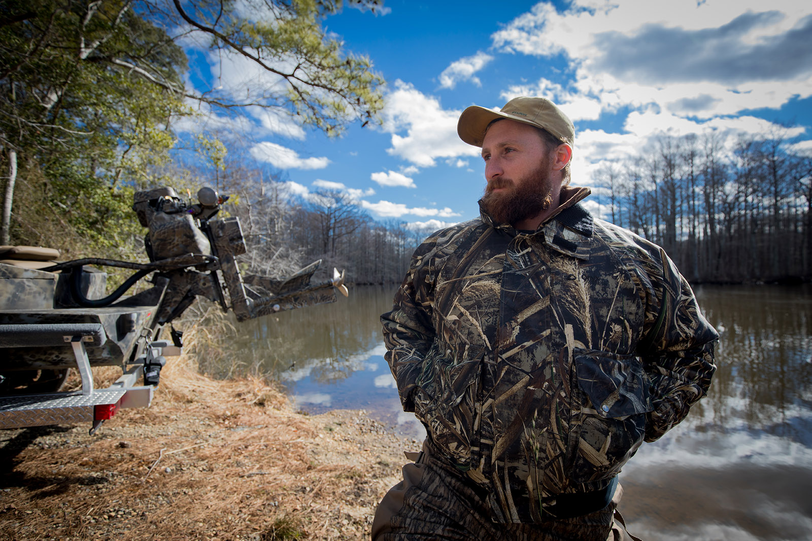 Image d'un homme vêtu d'un manteau de camouflage qui le garde au sec et sert de dispositif de flottaison en cas de besoin.