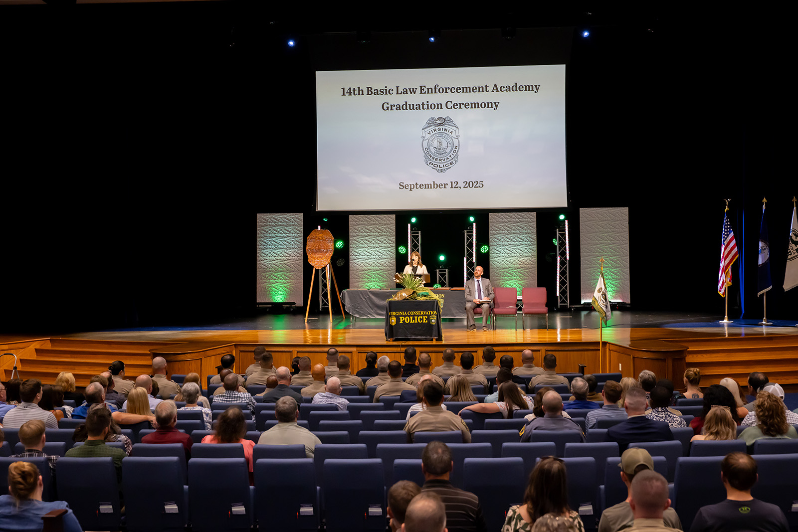 Vue de la salle et de la scène lors de la cérémonie de remise des diplômes de la 14th Basic Law Enforcement Academy, qui s'est déroulée le 7 septembre 12, 2025.