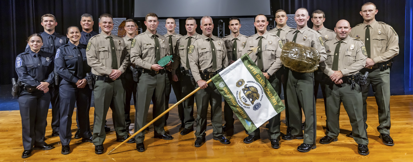 Photo des forces de l'ordre avec des recrues 17.