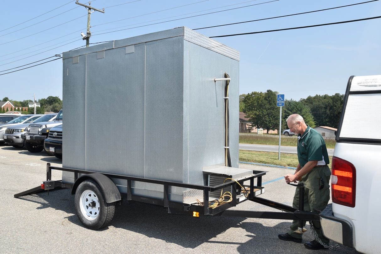 Gary Arrington et une boîte froide mobile de Hunters for the Hungry fixée à l'arrière d'un camion blanc