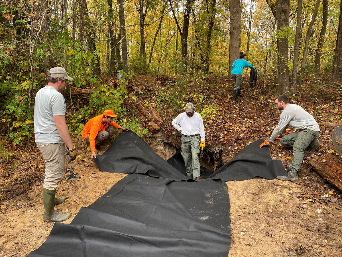 Le personnel du DWR Lands and Access et les biologistes de la faune travaillent à la réparation de la berme, ce qui permettra au site de retenir à nouveau l'eau.