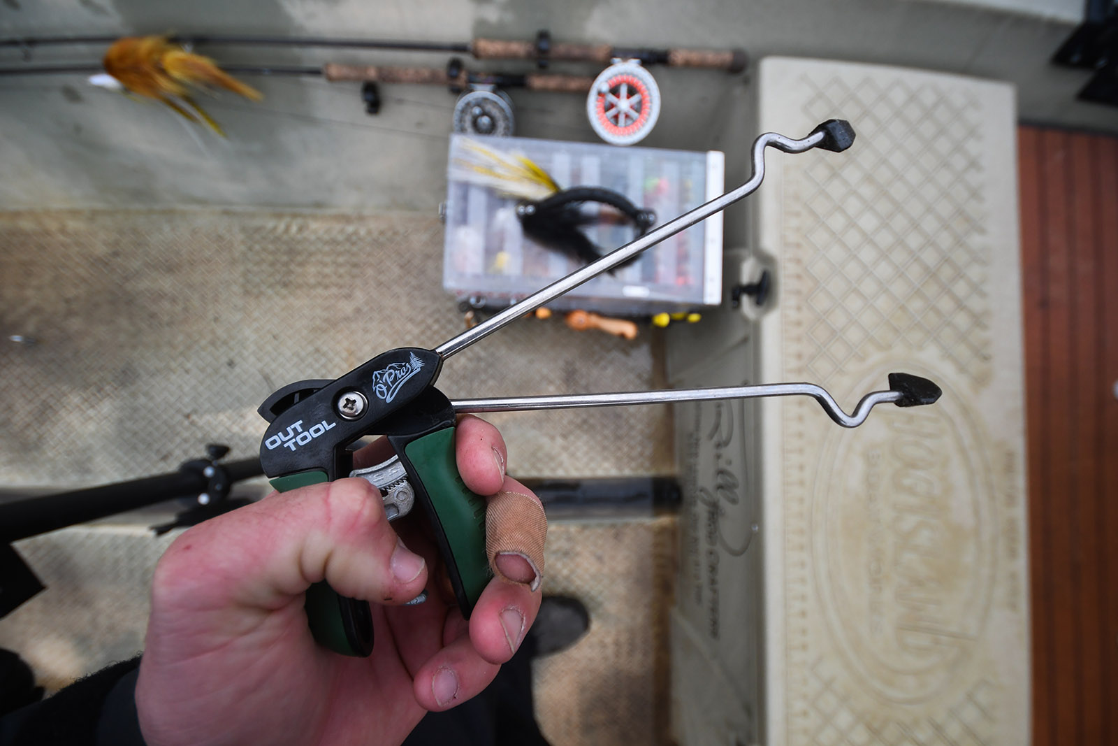 Photo d'une main tenant un outil conçu pour ouvrir la bouche d'un poisson de manière douce et efficace.