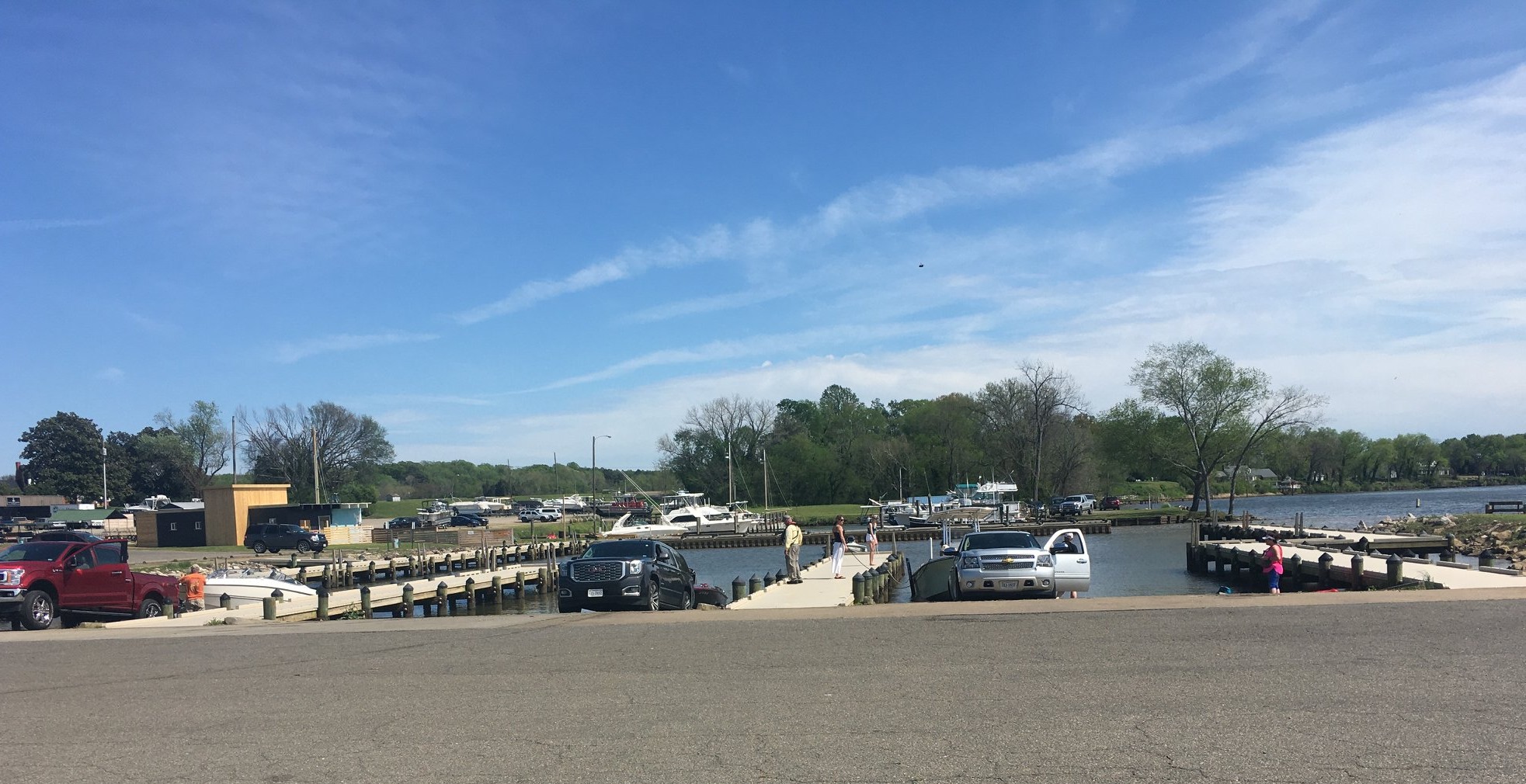 Une image de voitures descendant des bateaux dans l'eau via les points d'accès à un débarcadère dans le parc Osborne.
