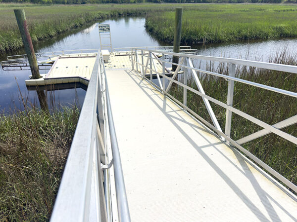 Une rampe de mise à l'eau pour les canoës permettant aux visiteurs de pénétrer dans le marais de Paradise Creek.