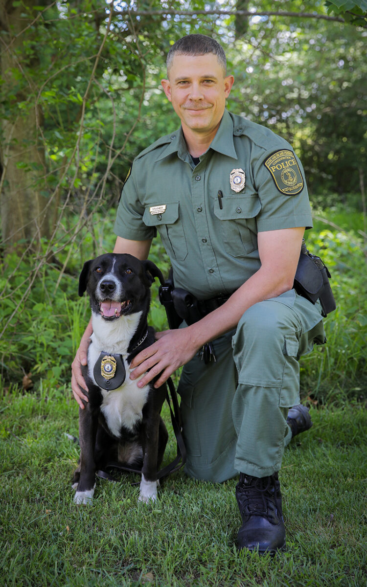 Une image de Frank Spuchesi avec son officier K9 à la retraite, un chien noir et blanc nommé Comet.