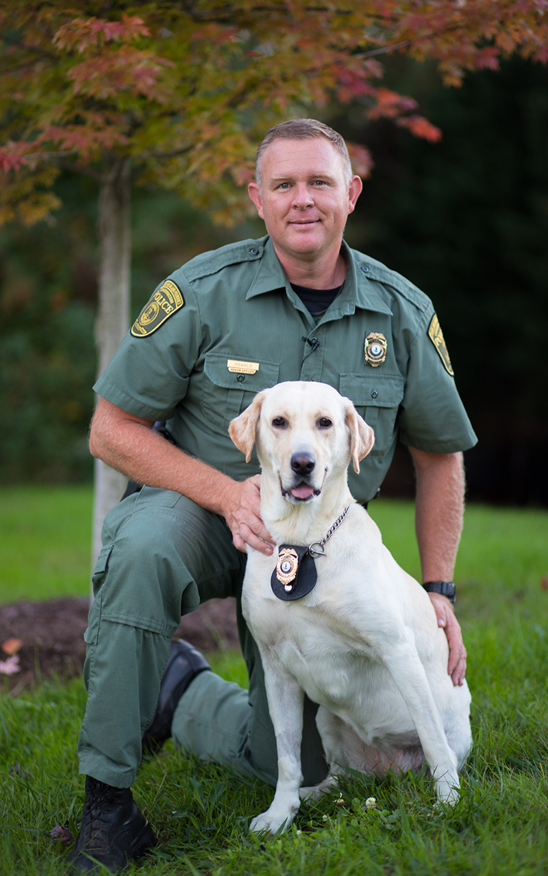 Une image de Richard Howald et de son officier K9 à la retraite, un labrador jaune nommé Scout.