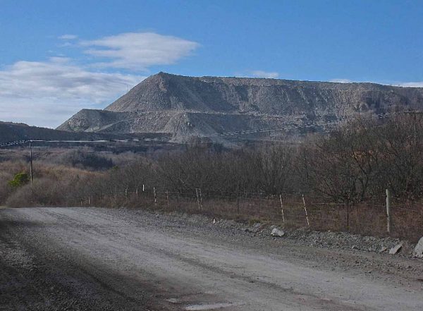 Image d'une montagne ayant fait l'objet d'une exploitation minière à ciel ouvert ; il s'agit d'une technique d'exploitation minière à ciel ouvert qui est incroyablement destructrice pour l'habitat local.