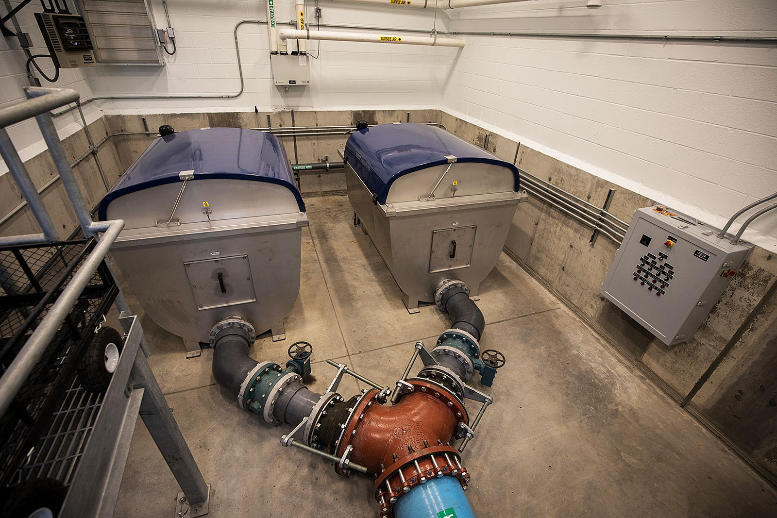 Les nouveaux filtres à tambour éliminent les autres poissons, les débris et les contaminants de l'eau de Passage Creek avant qu'elle ne soit acheminée vers l'écloserie.