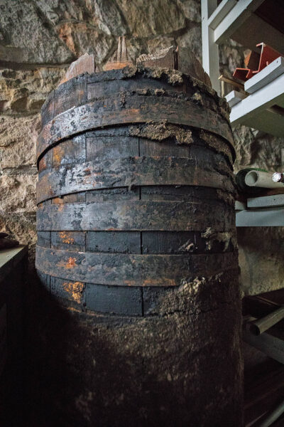 Un grand tuyau qui ressemble à un tonneau en bois, vestige des rénovations.