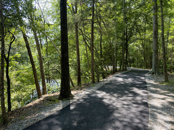 De nombreux sentiers, mais pas tous, sont pavés.