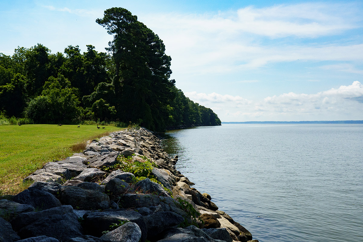 Vue de l'eau depuis New Towne à Jamestowne.