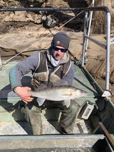Un biologiste de la pêche du DWR tient un poisson.