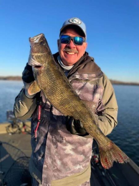 Un pêcheur tenant un poisson