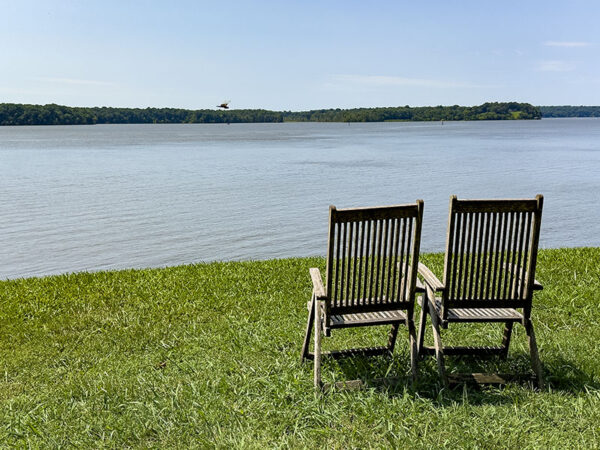 Détendez-vous dans un fauteuil et observez les aigles à tête blanche qui montent et descendent la rivière James. En hiver, recherchez les oiseaux aquatiques. Crédit photo : Lisa Mease