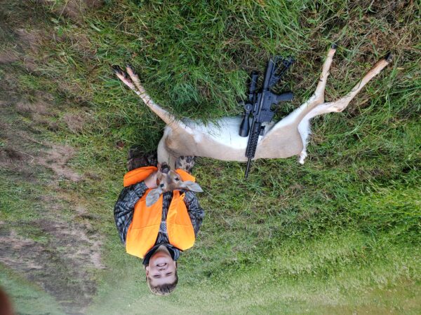 Image d'un garçon et du cerf qu'il a tué