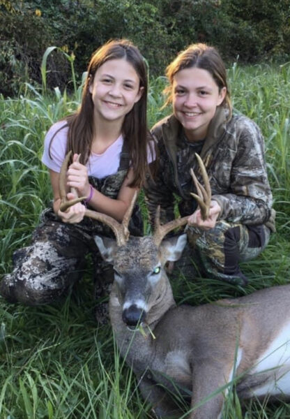 Une image de deux filles et d'un cerf que Morgan a abattu.