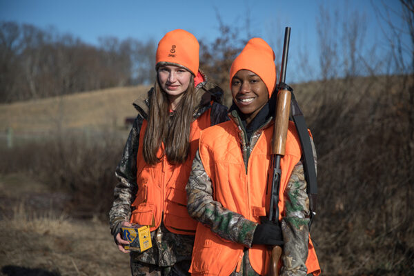 Une image de deux jeunes chasseurs en tenue de visibilité orange