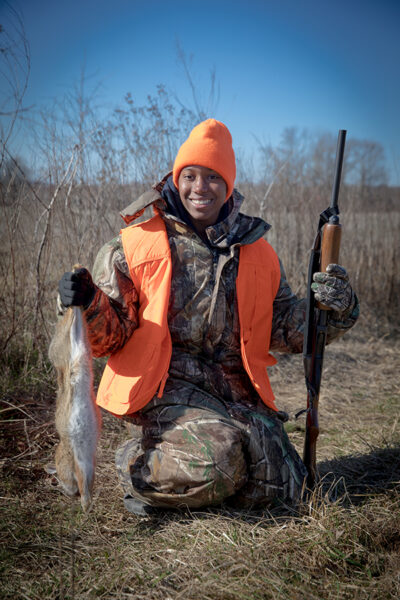 Image d'une des jeunes chasseuses et d'un lapin qu'elle a tué