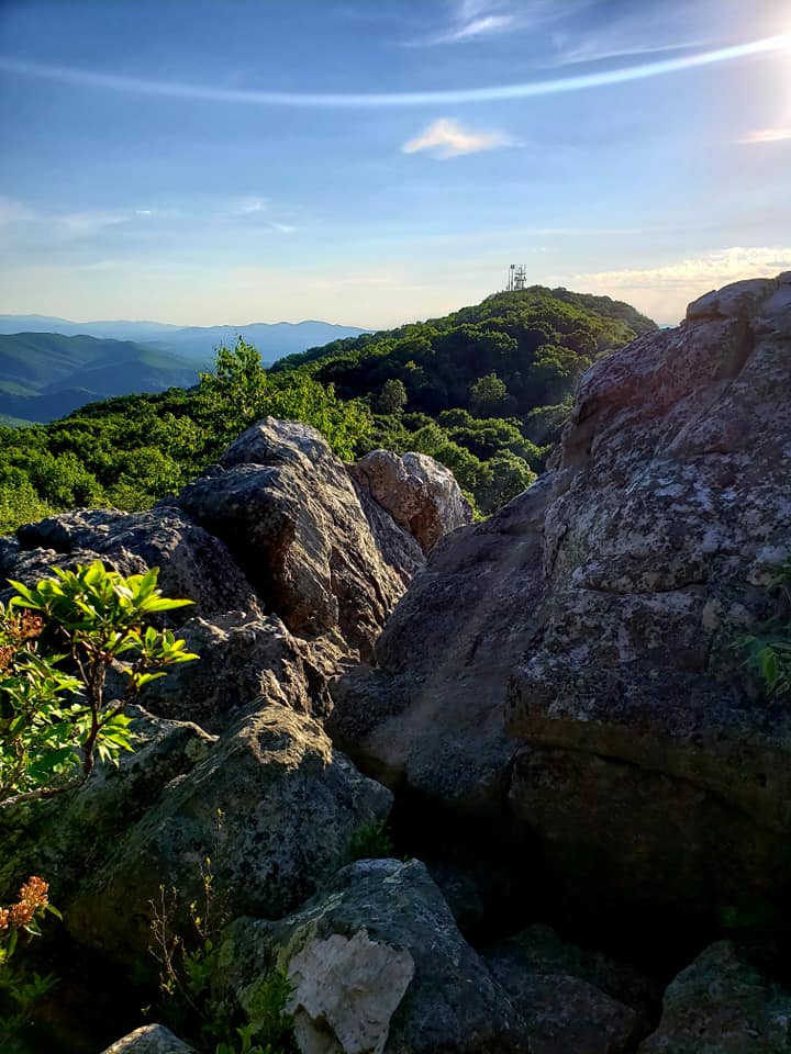 Une image de la vue depuis le sommet d'une montagne de l'AMM de Big Survey