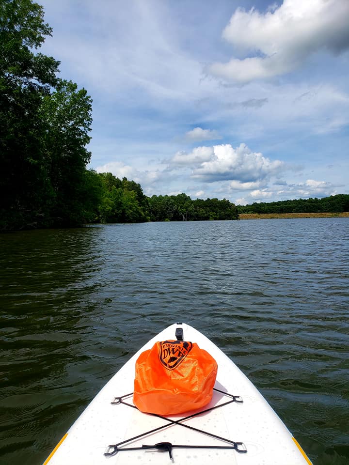 Une image de l'eau prise depuis un kayak au lac Briery creek