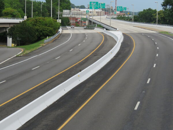 Le poussin faucon au sommet d'une barrière de Jersey sur l'I-195