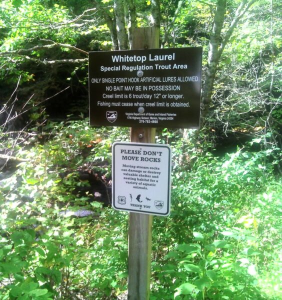 Un panneau qui demande aux visiteurs de ne pas déplacer les pierres.