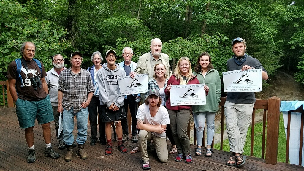 Hungy Mother Rally Crew 2019 pose pour une photo de groupe