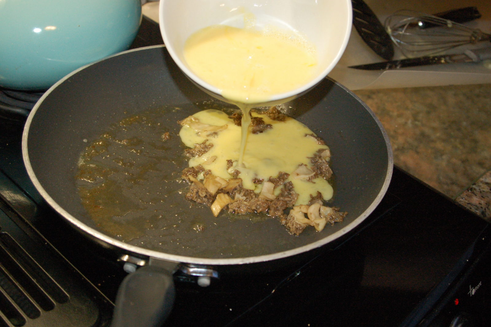 Une image d'œufs ajoutés à des morilles, car ils ont un goût très agréable ensemble.